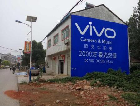 理塘刷墙广告和喷绘墙体广告哪个效果好？