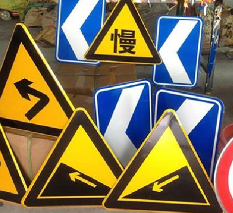 理塘标识标牌中颜色的确定是很重要的。