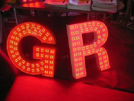 理塘LED发光字常见的安装误区。